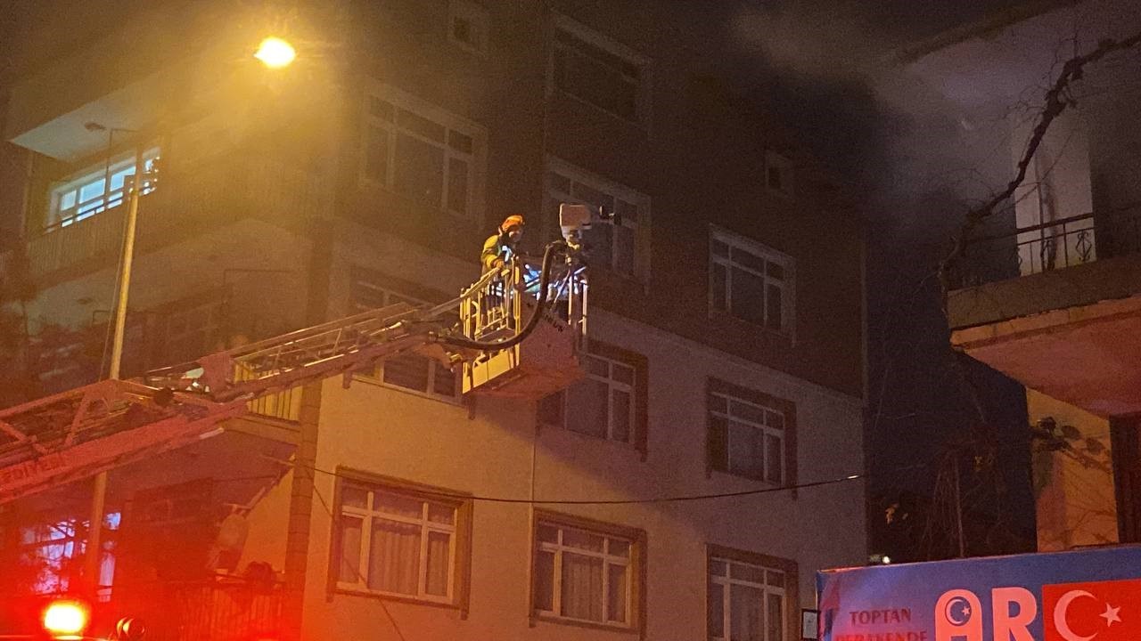Mahalleyi Alevler Aydınlattı. Yangın Korku Dolu Anlar Yaşattı