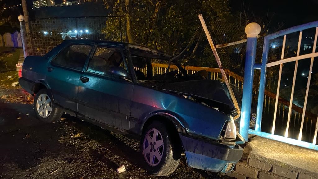 Otomobil Korkuluklara Ok Gibi Saplandı