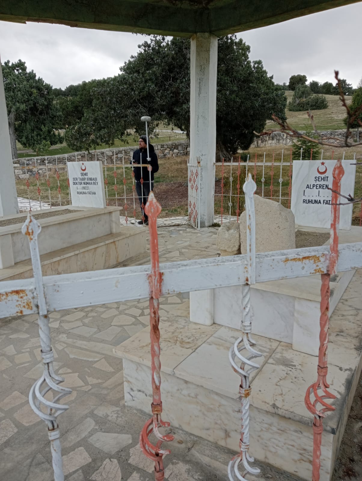 Afyon'da Ekipler Çalışıyor. Özel İdare Şehitliklere Önem Veriyor