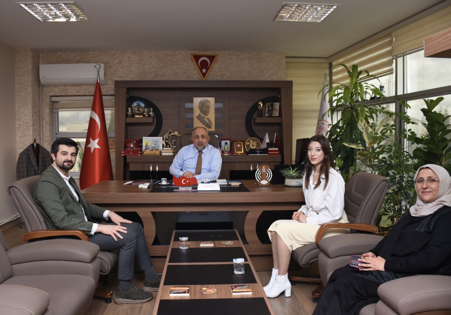 Afyon'daki Gençler İçin Gönüllü Oldular. Müdür Kasapoğlu Makamda Misafir Etti