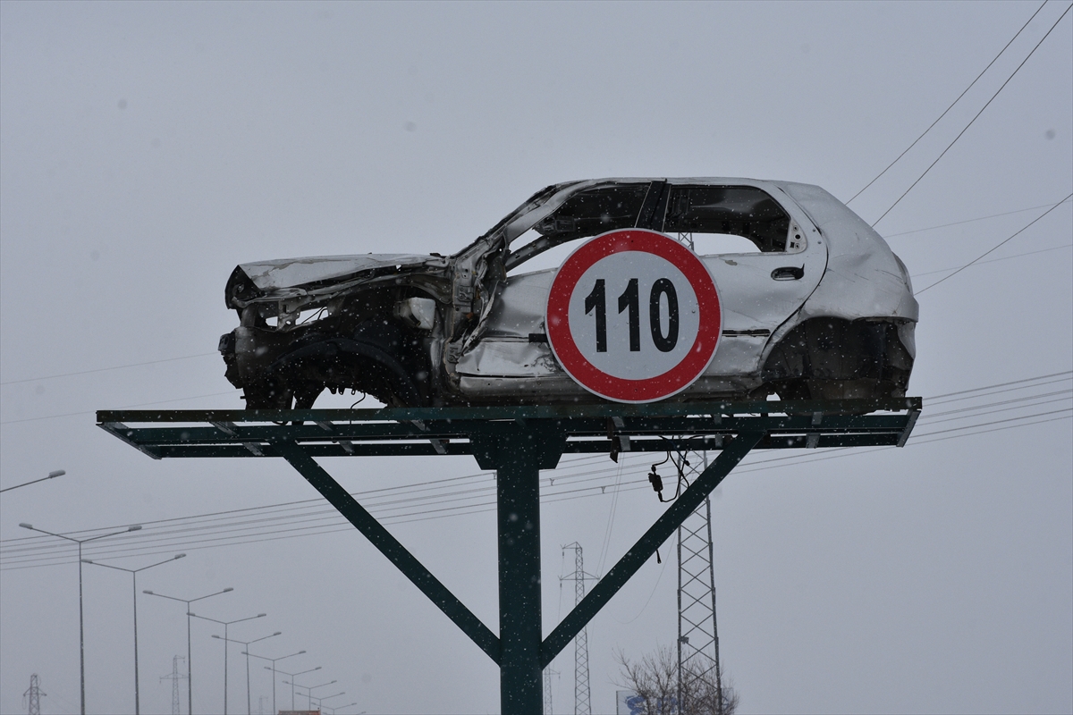 Erzurum'da sürücülere dikkat çeken uyarı! Hasarlı araçlar yol kenarına koyuldu