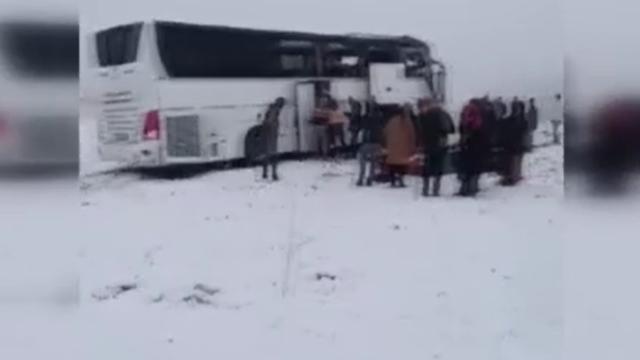 Kontrolden Çıkan Otobüs Kaza Yaptı Ölü Ve Yaralılar Var
