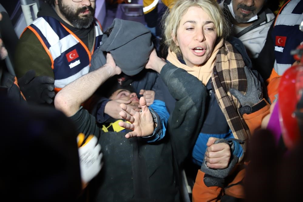 Enkazdan 96 Saat Sonra Çıkarıldı İdrarını İçerek Hayatta Kaldı