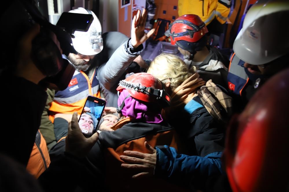 Enkazdan 96 Saat Sonra Çıkarıldı İdrarını İçerek Hayatta Kaldı
