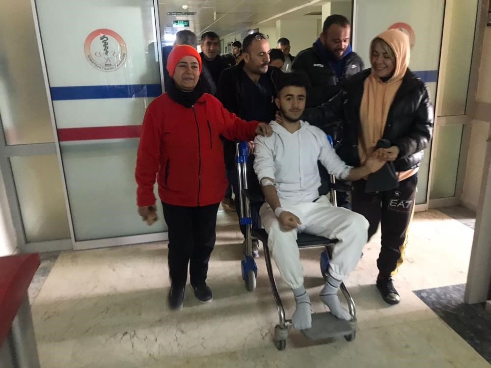 Enkazdan 96 Saat Sonra Çıkarıldı İdrarını İçerek Hayatta Kaldı
