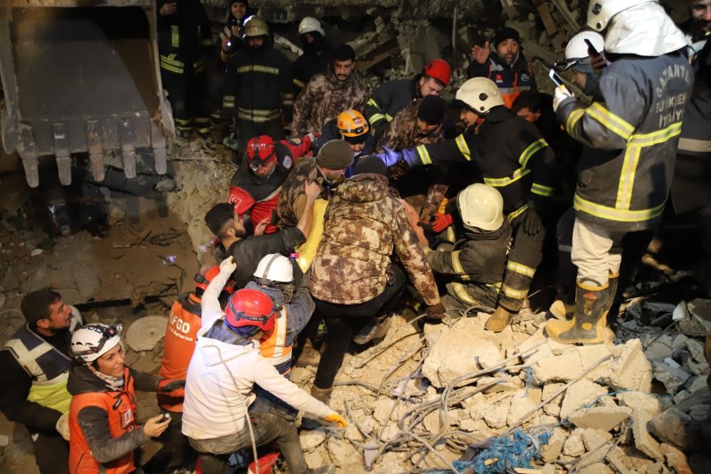 Enkazdan 96 Saat Sonra Çıkarıldı İdrarını İçerek Hayatta Kaldı