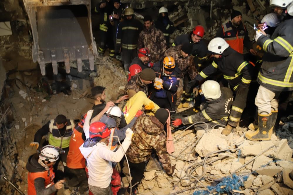 Enkazdan 96 Saat Sonra Çıkarıldı İdrarını İçerek Hayatta Kaldı