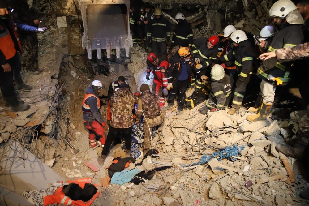 Enkazdan 96 Saat Sonra Çıkarıldı İdrarını İçerek Hayatta Kaldı