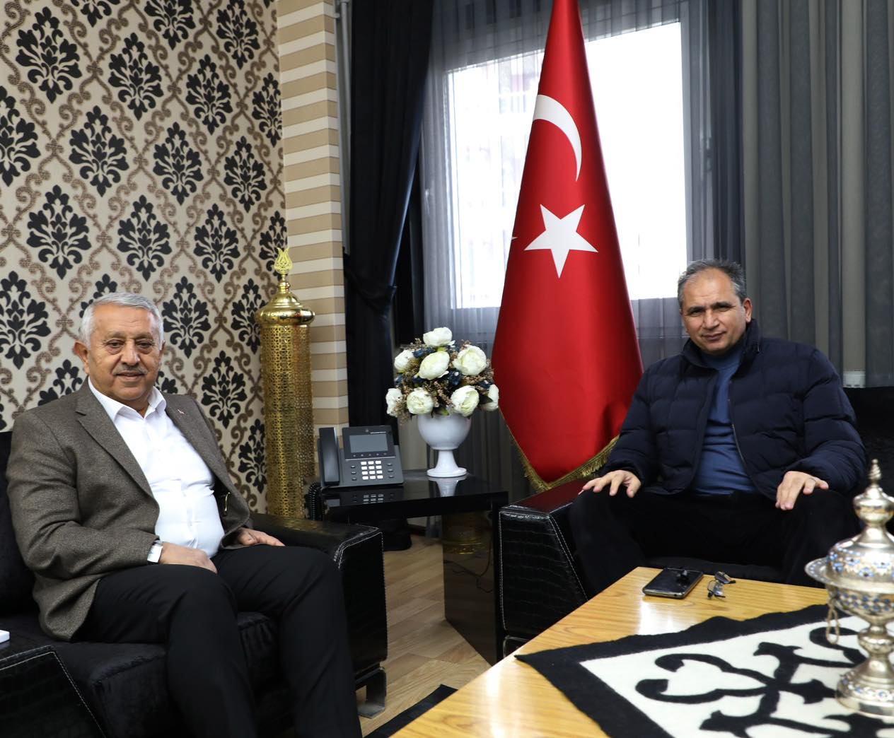 İki Siyasi İsim Hasret Giderdi. Başkan Zeybek Eski Vekil Güneş'i Ziyaret Etti