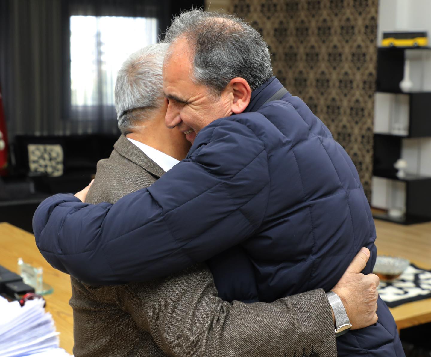 İki Siyasi İsim Hasret Giderdi. Başkan Zeybek Eski Vekil Güneş'i Ziyaret Etti