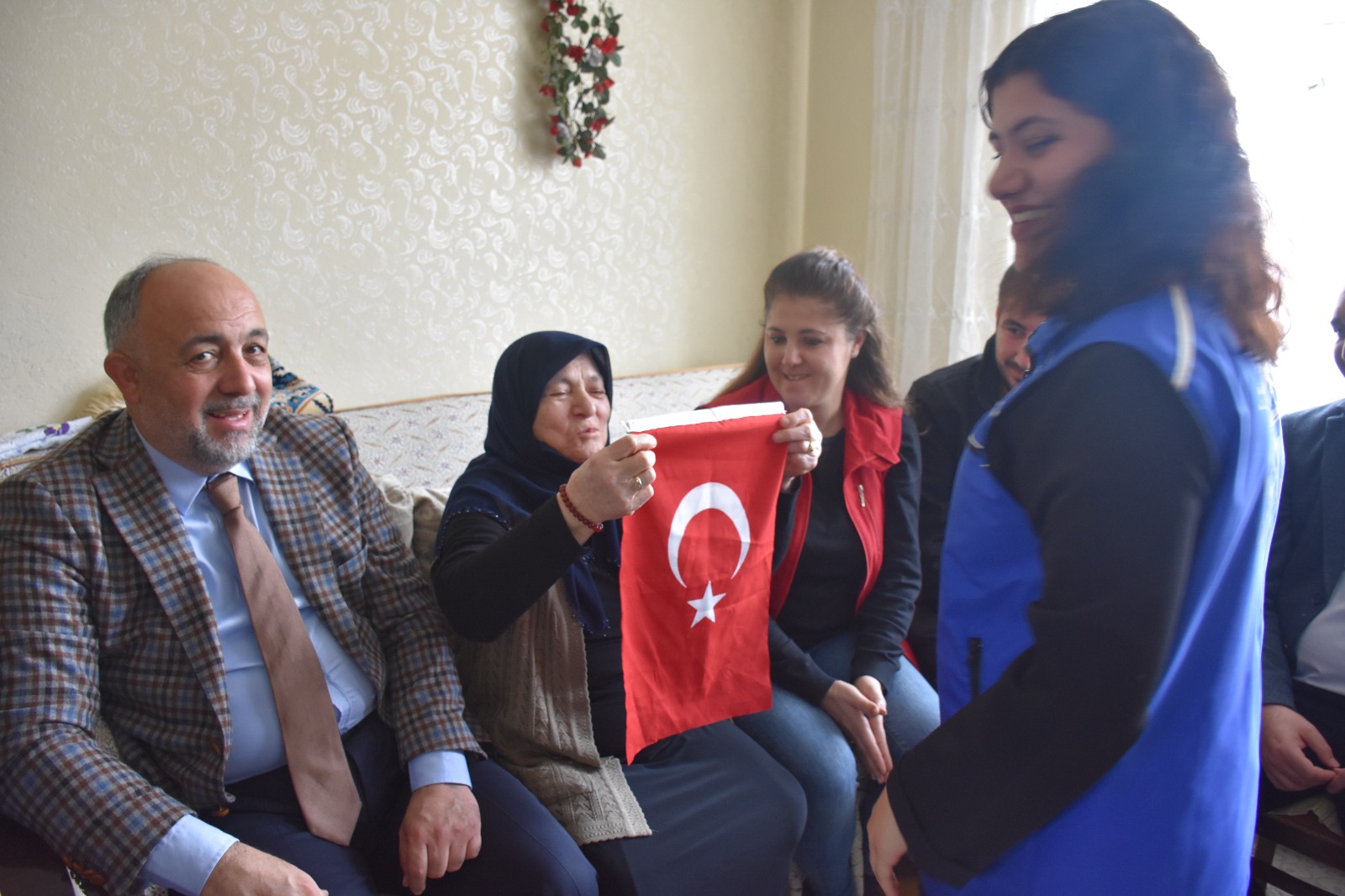 Şehit Annesine Moral Ziyareti Gerçekleştirdi