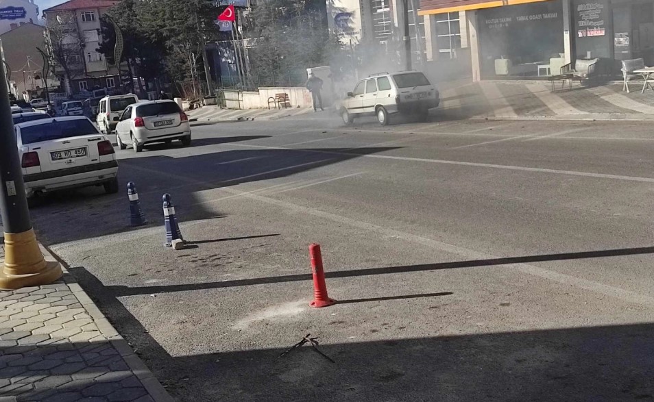 Emirdağ'da Sosyal Güvenlik Kurumu Önünde Otomobil Yangını Paniğe Neden Oldu