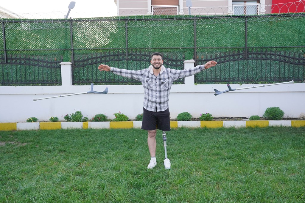 UÇAK BOMBASIYLA KAYBETTİĞİ BACAĞINA PROTEZLE KAVUŞTU