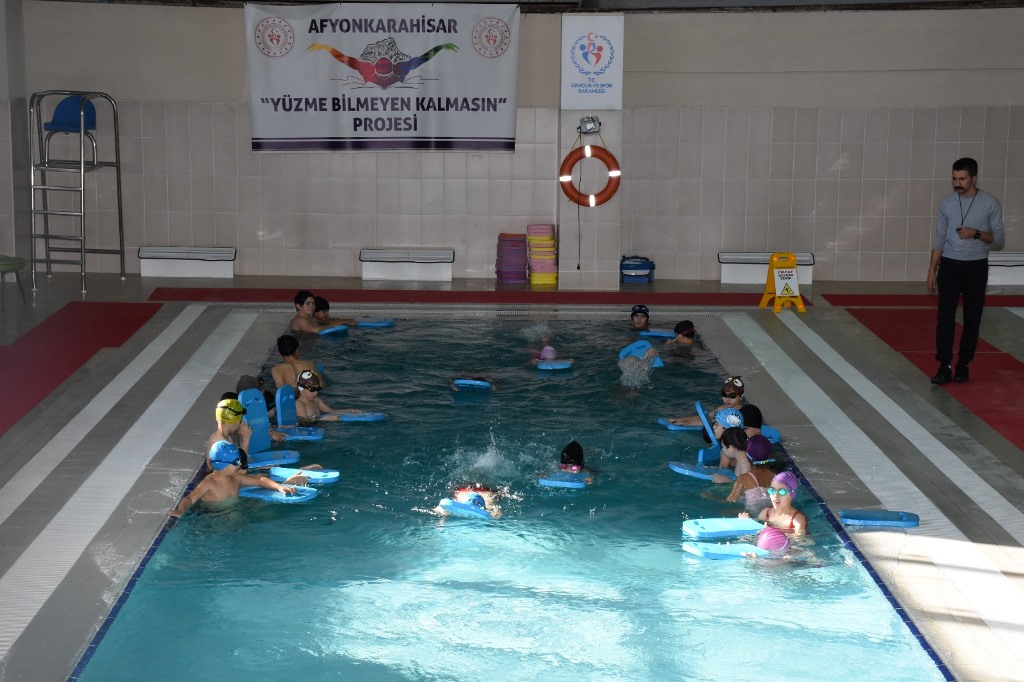 300 ÖĞRENCİ YARIYIL TATİLİNDE YÜZME ÖĞRENECEK