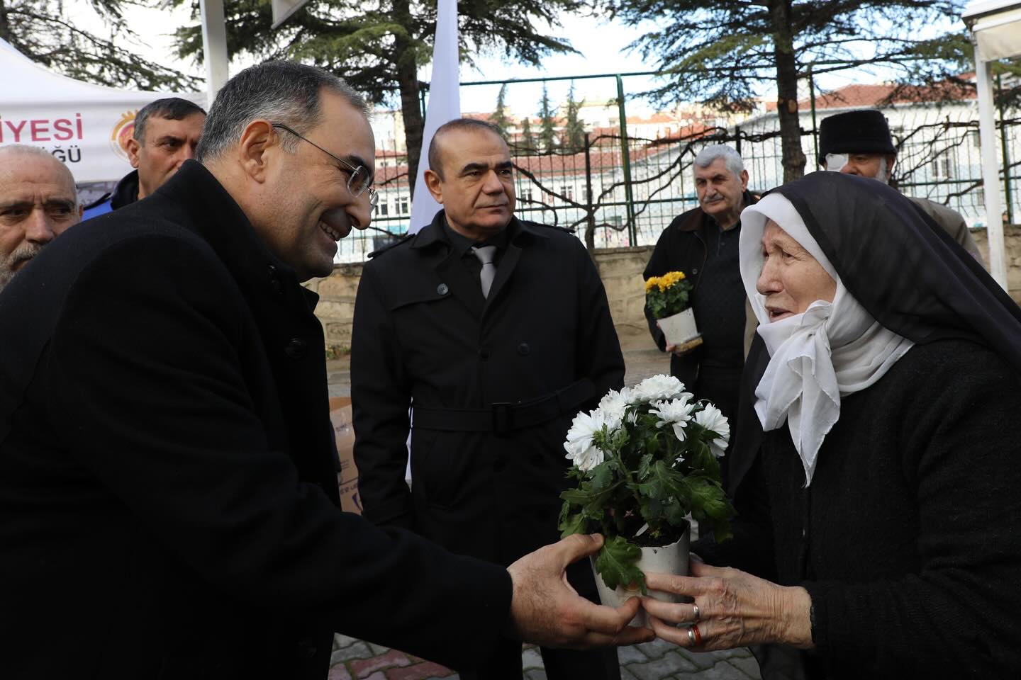 ARSLAN  VE ZEYBEK CUMA SONRASINDA VATANDAŞLARLA BULUŞTU
