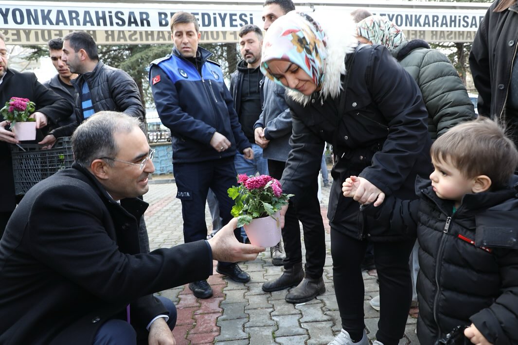 ARSLAN  VE ZEYBEK CUMA SONRASINDA VATANDAŞLARLA BULUŞTU