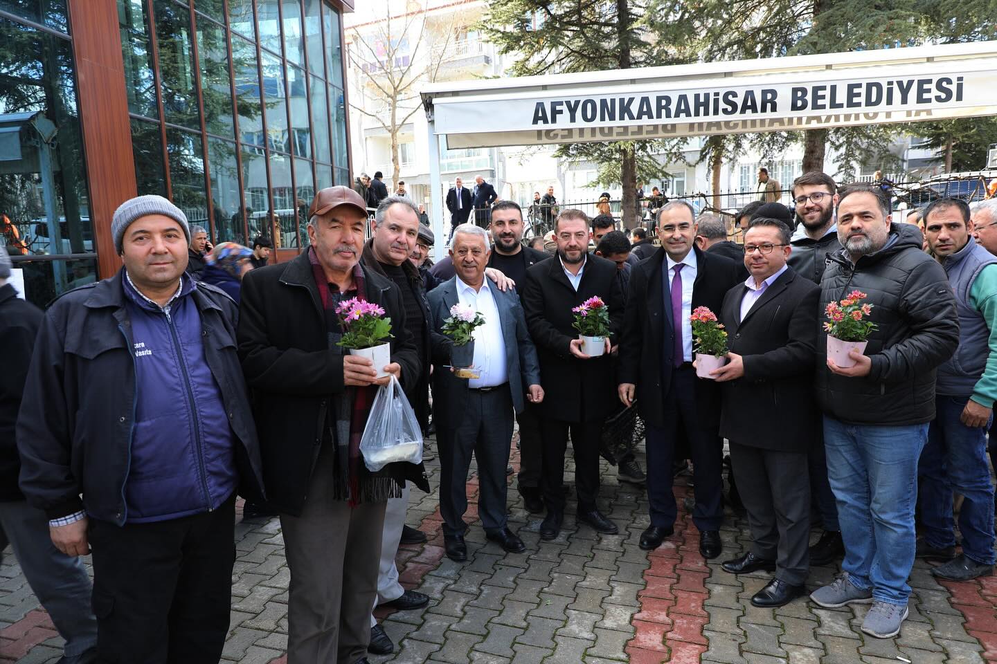ARSLAN  VE ZEYBEK CUMA SONRASINDA VATANDAŞLARLA BULUŞTU