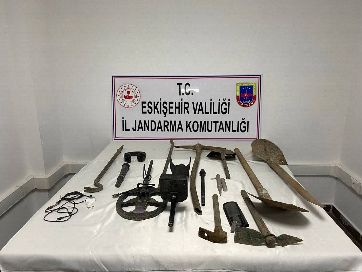 SİT ALANINDA KAÇAK KAZI YAPARKEN YAKALANDILAR