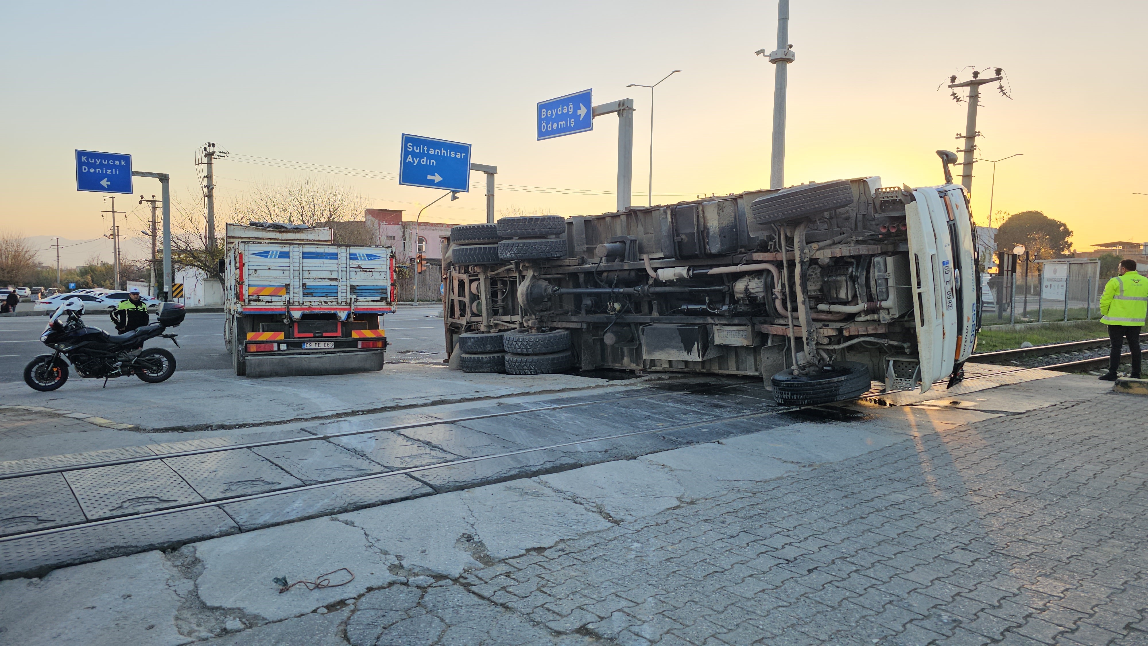 Hemzemin Geçitte Kamyon Devrildi