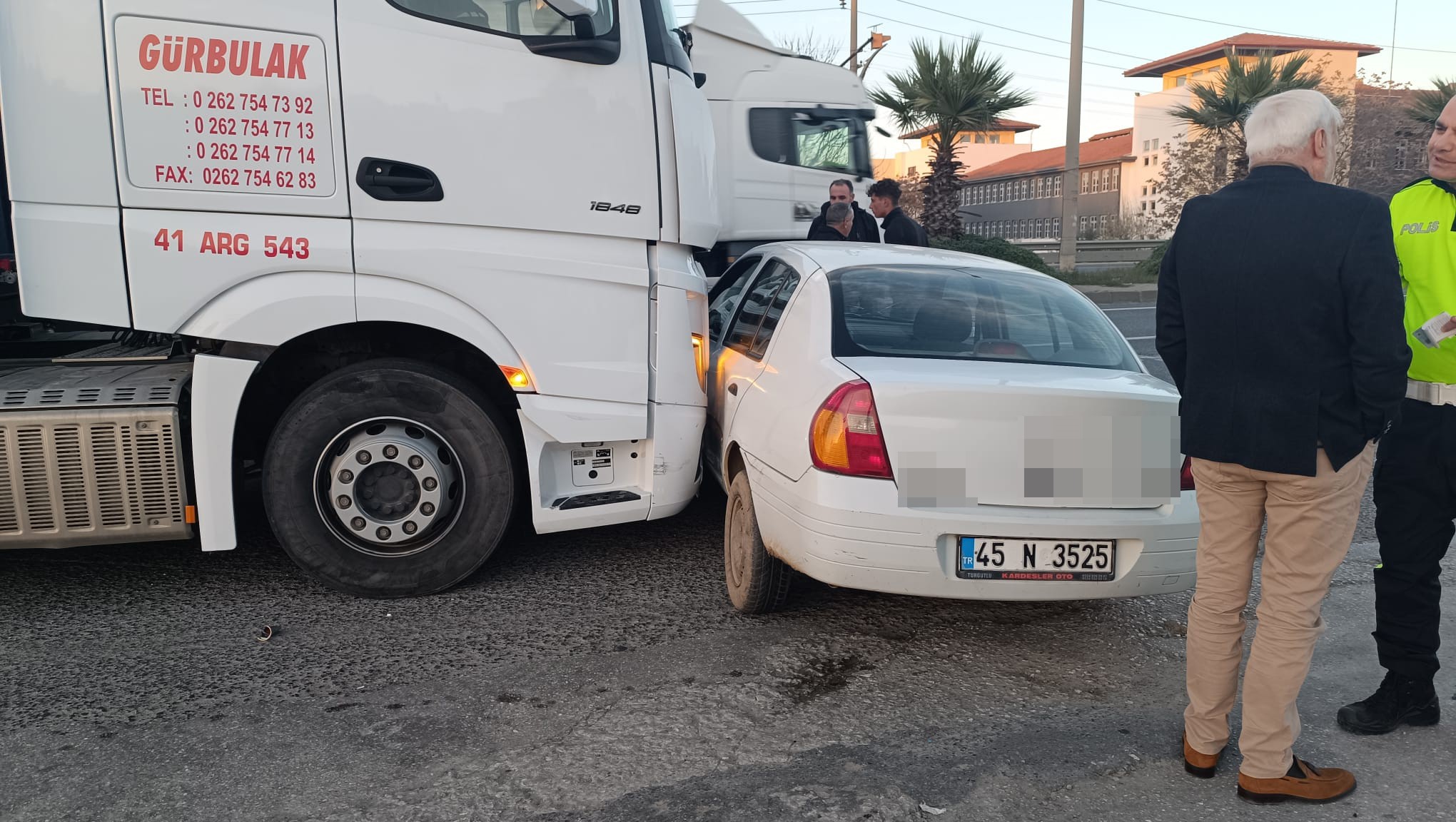 Tır Sürücüsü Fark Etmedi Otomobil Metrelerce Sürüklendi