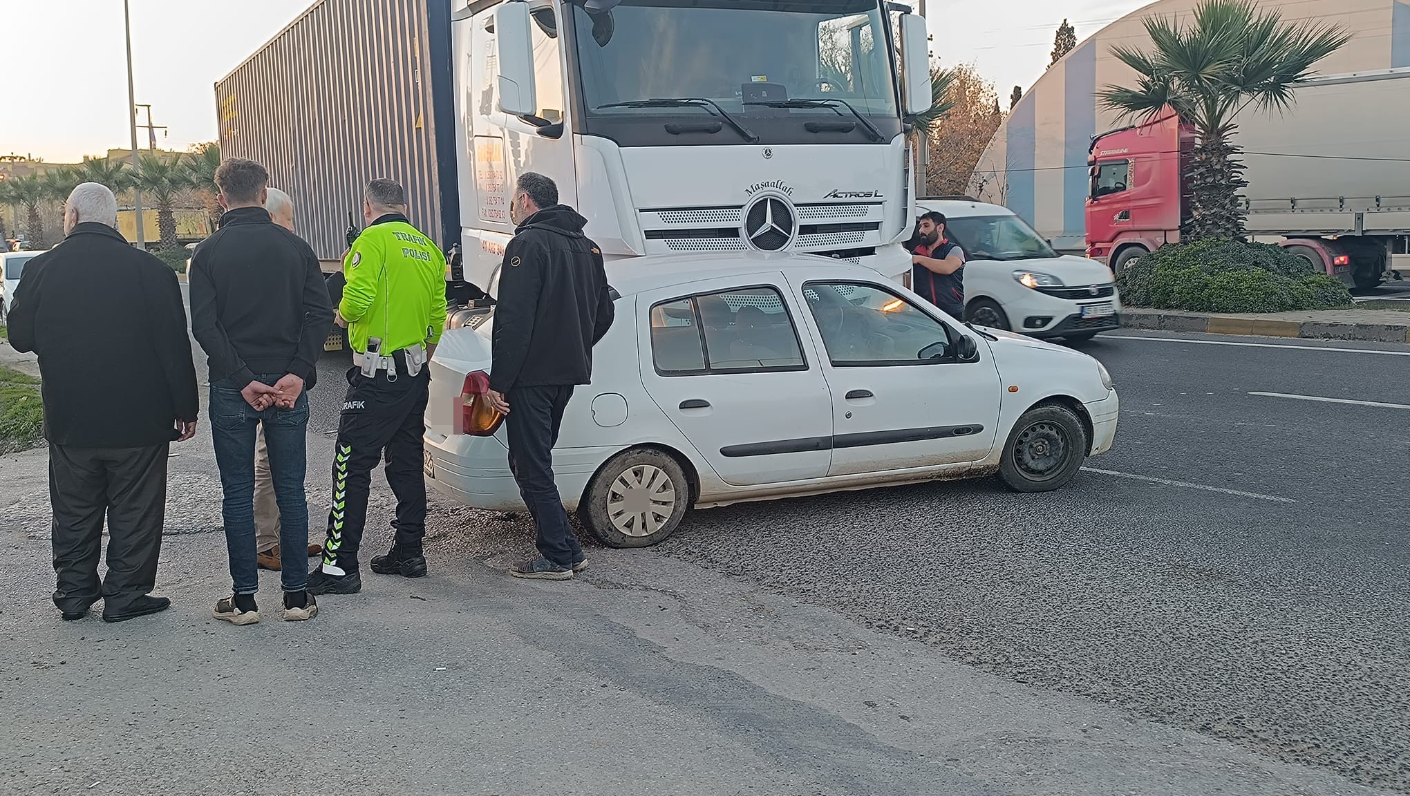 Tır Sürücüsü Fark Etmedi Otomobil Metrelerce Sürüklendi
