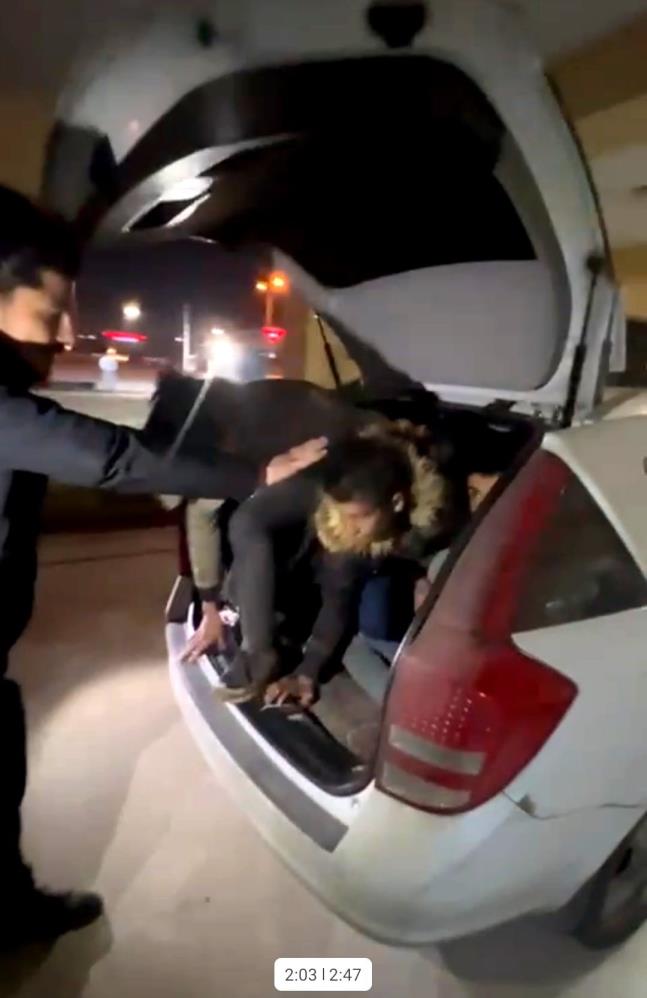 Polisin şüphelendiği araçta 10 kaçak yakaladı