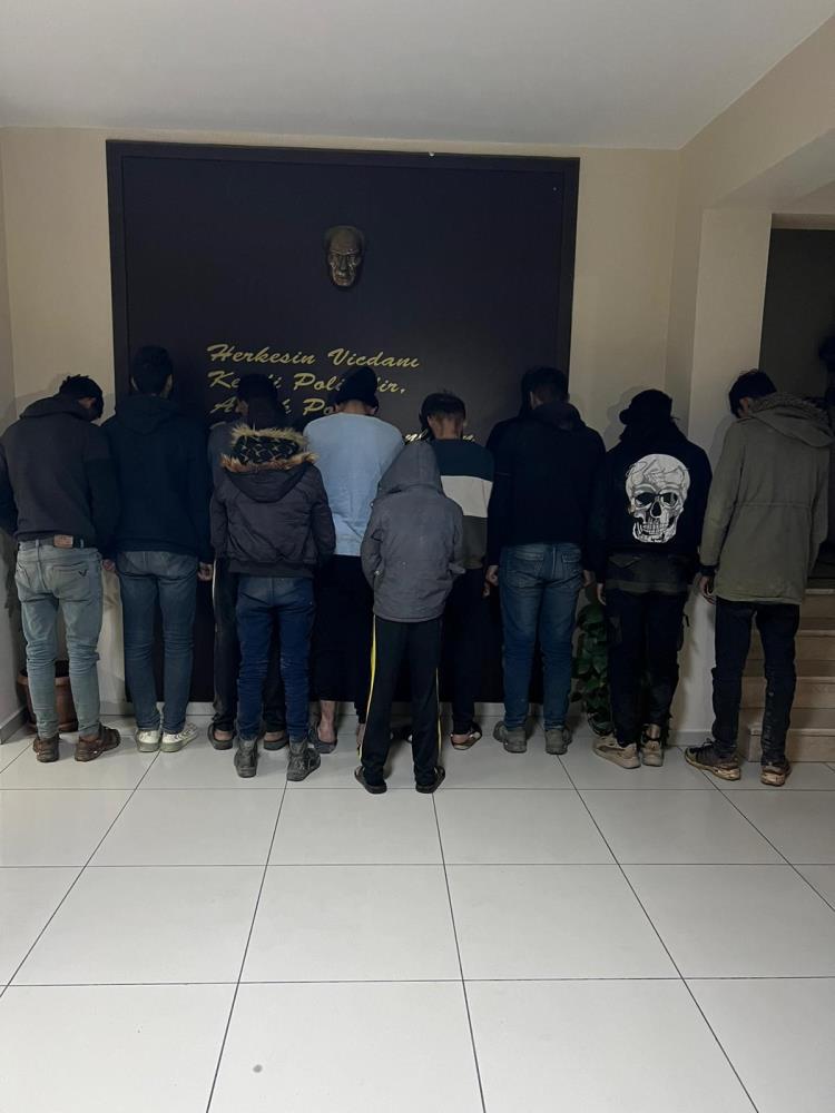 Polisin şüphelendiği araçta 10 kaçak yakaladı
