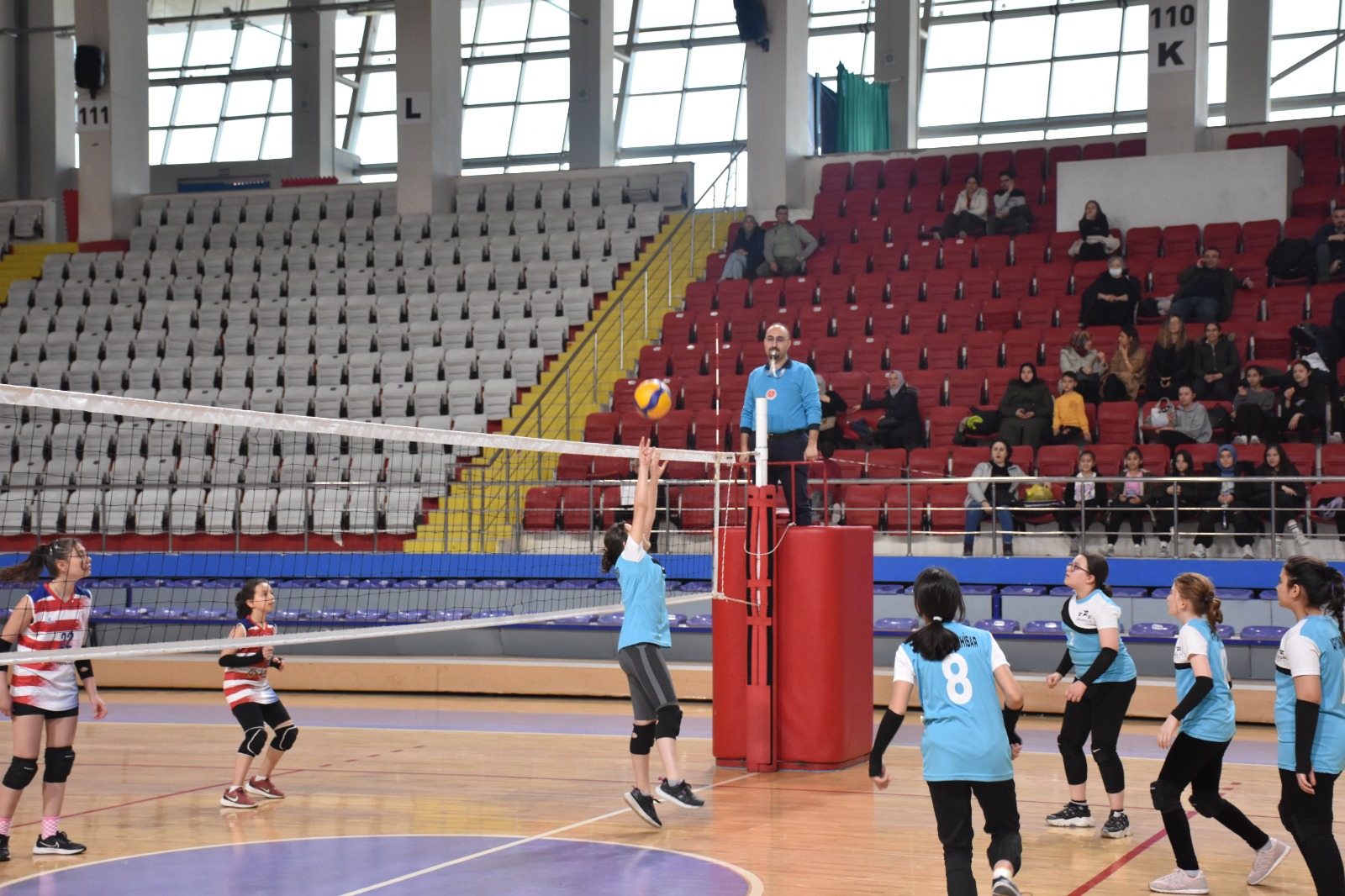 Afyon'da Müsabakalar Başladı. Voleybol Heyecanı Yaşanıyor