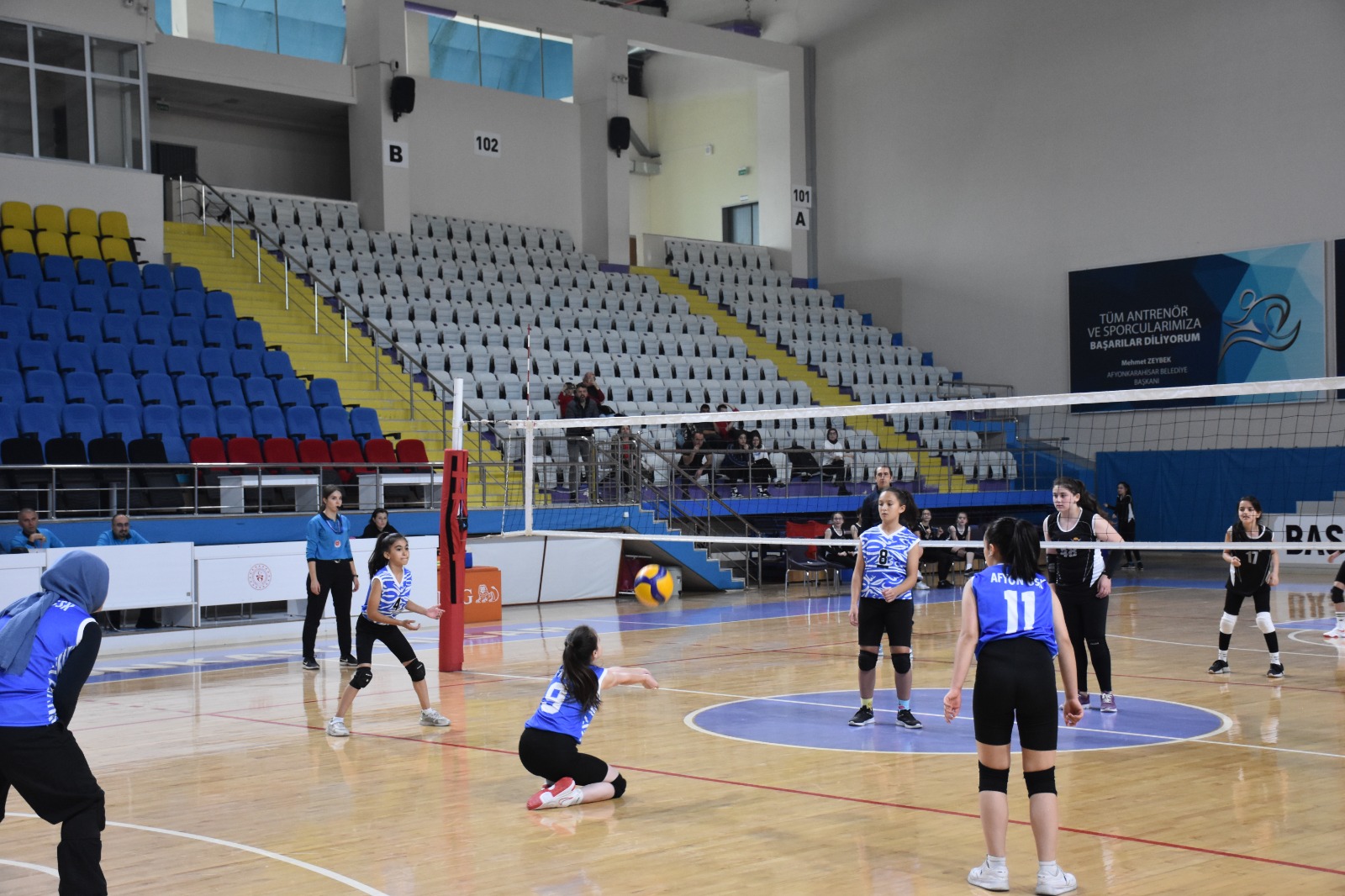 Afyon'da Müsabakalar Başladı. Voleybol Heyecanı Yaşanıyor