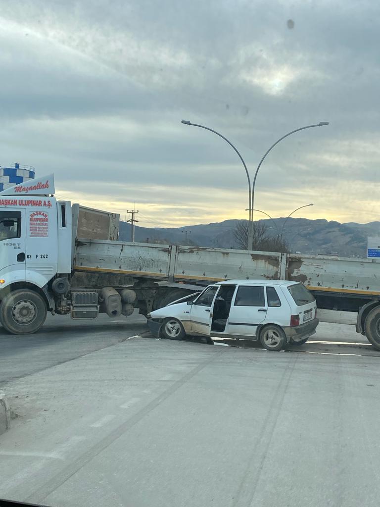 Afyon Organize Sanayi Bölgesi Girişinde Kaza: Yaralılar Hastanelere Kaldırıldı