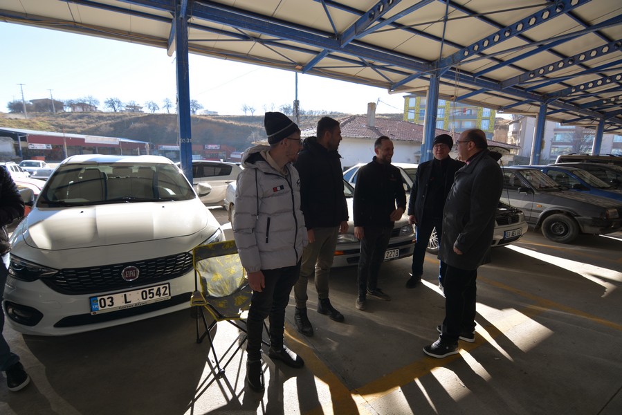Başkan çöl araba pazarındaydı