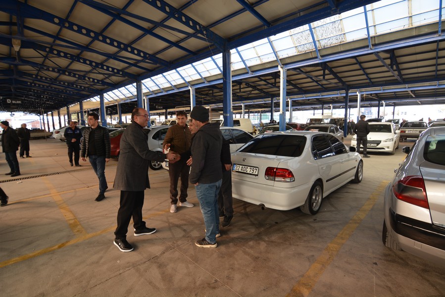 Başkan çöl araba pazarındaydı