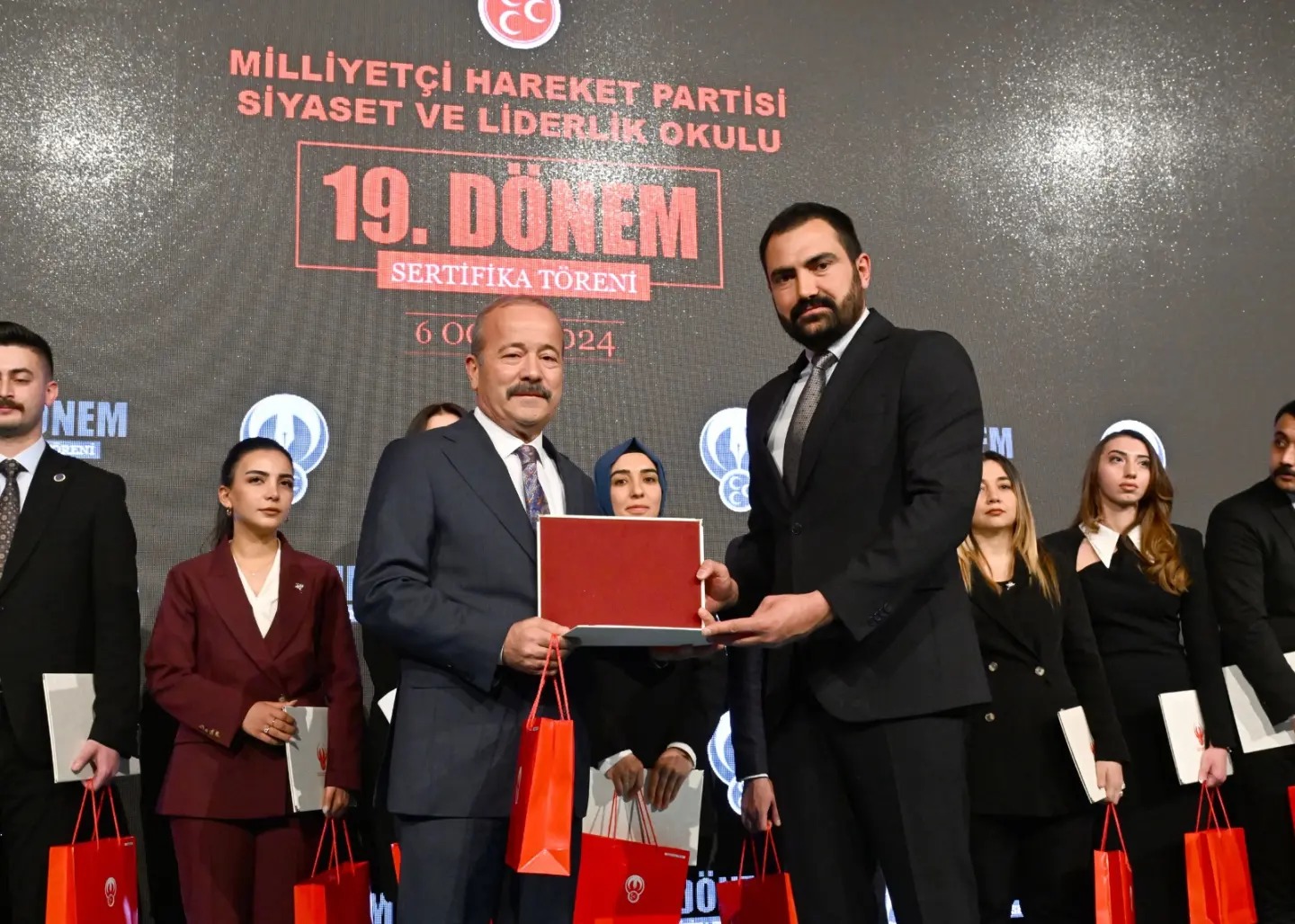 MHP'de Kurslar Tamamlandı. Sertifikaları Vekil Taytak Verdi