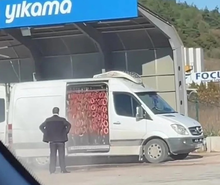 Minibüste sucuk yıkadılar