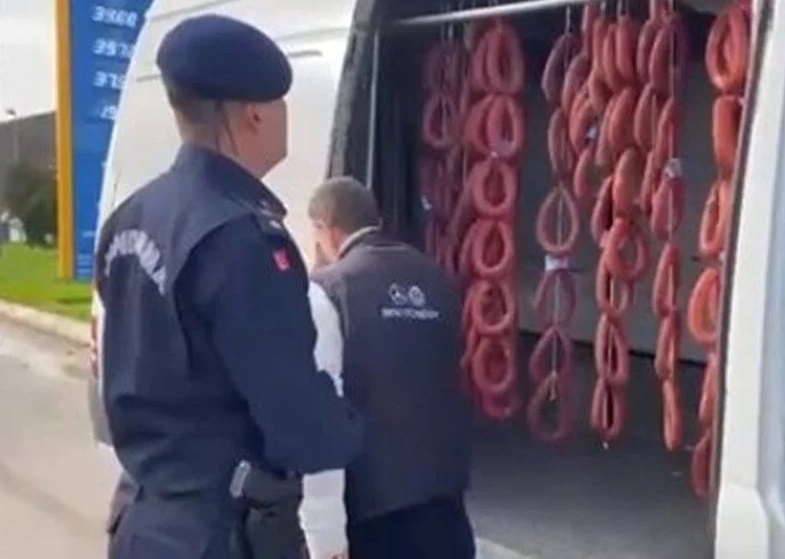Minibüste sucuk yıkadılar