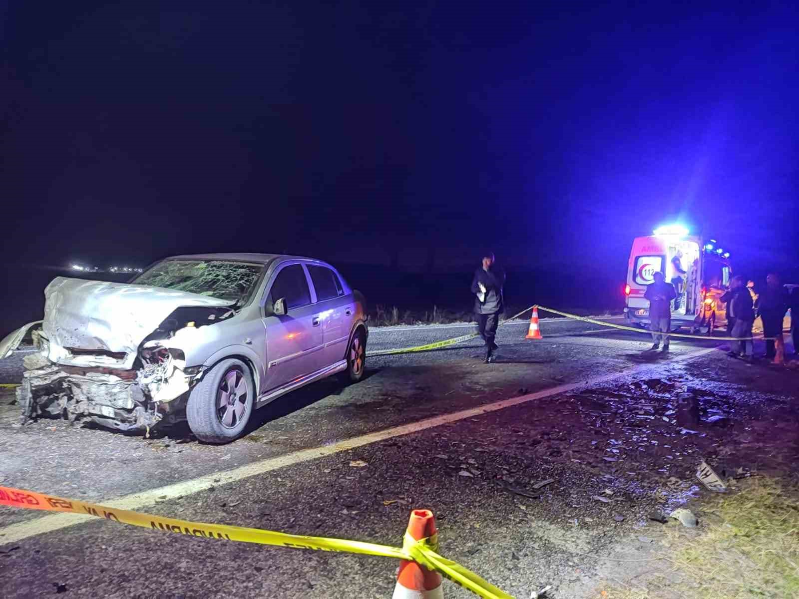 İki otomobil kafa kafaya çarpıştı