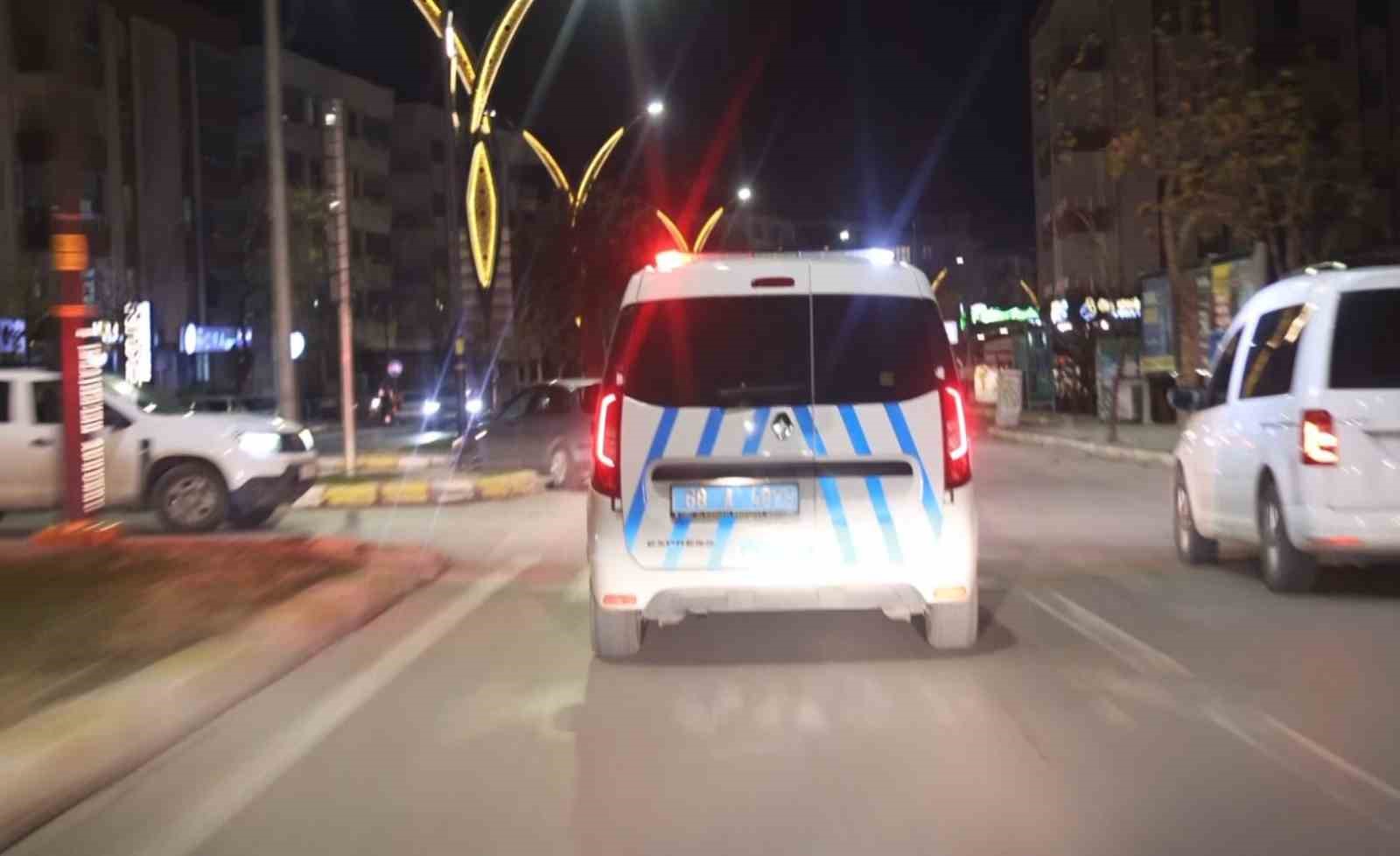 Babasının arabasını kaçırıp polisi alarma geçirdi