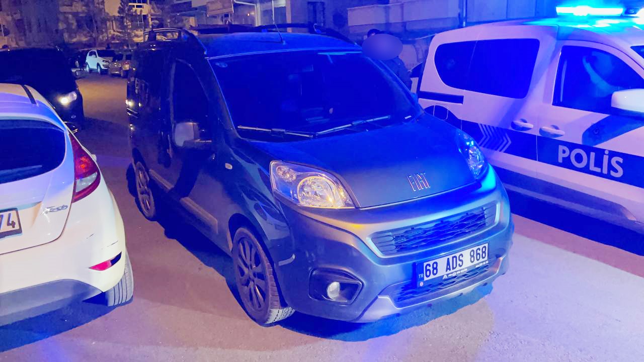 Babasının arabasını kaçırıp polisi alarma geçirdi