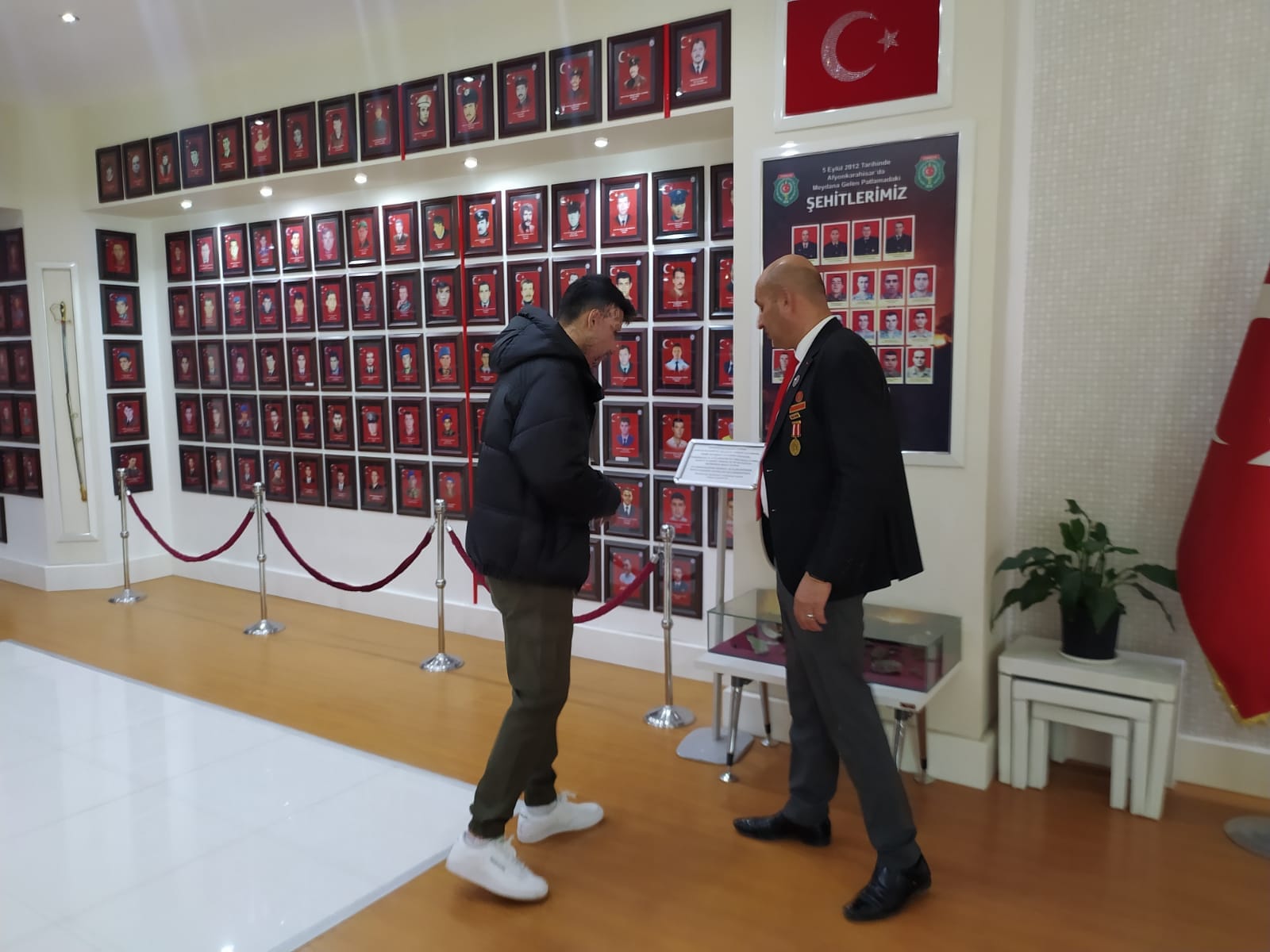 GAZİ KADİR FİŞNE’DEN HARP MALÜLÜ GAZİLER ŞEHİT DUL VE YETİMLERİ DERNEĞİ AFYONKARAHİSAR ŞUBESİ'Nİ ZİYARET