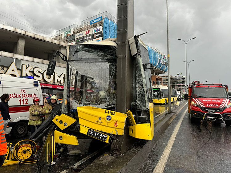 İETT Otobüsü Yön Tabelası Direğine Çarptı: Şoför Araçta Sıkıştı Bazı Yolcular İse Yaralı