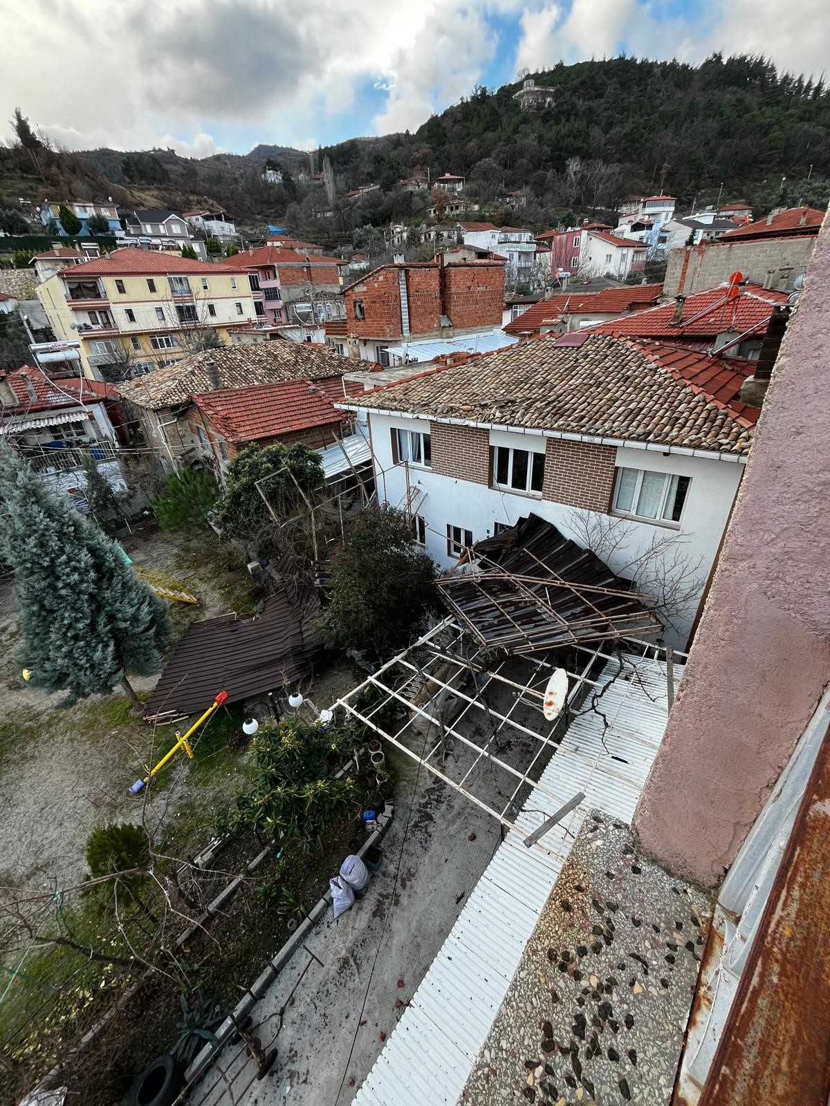 KUVVETLİ RÜZGAR ÇATILARI UÇURDU