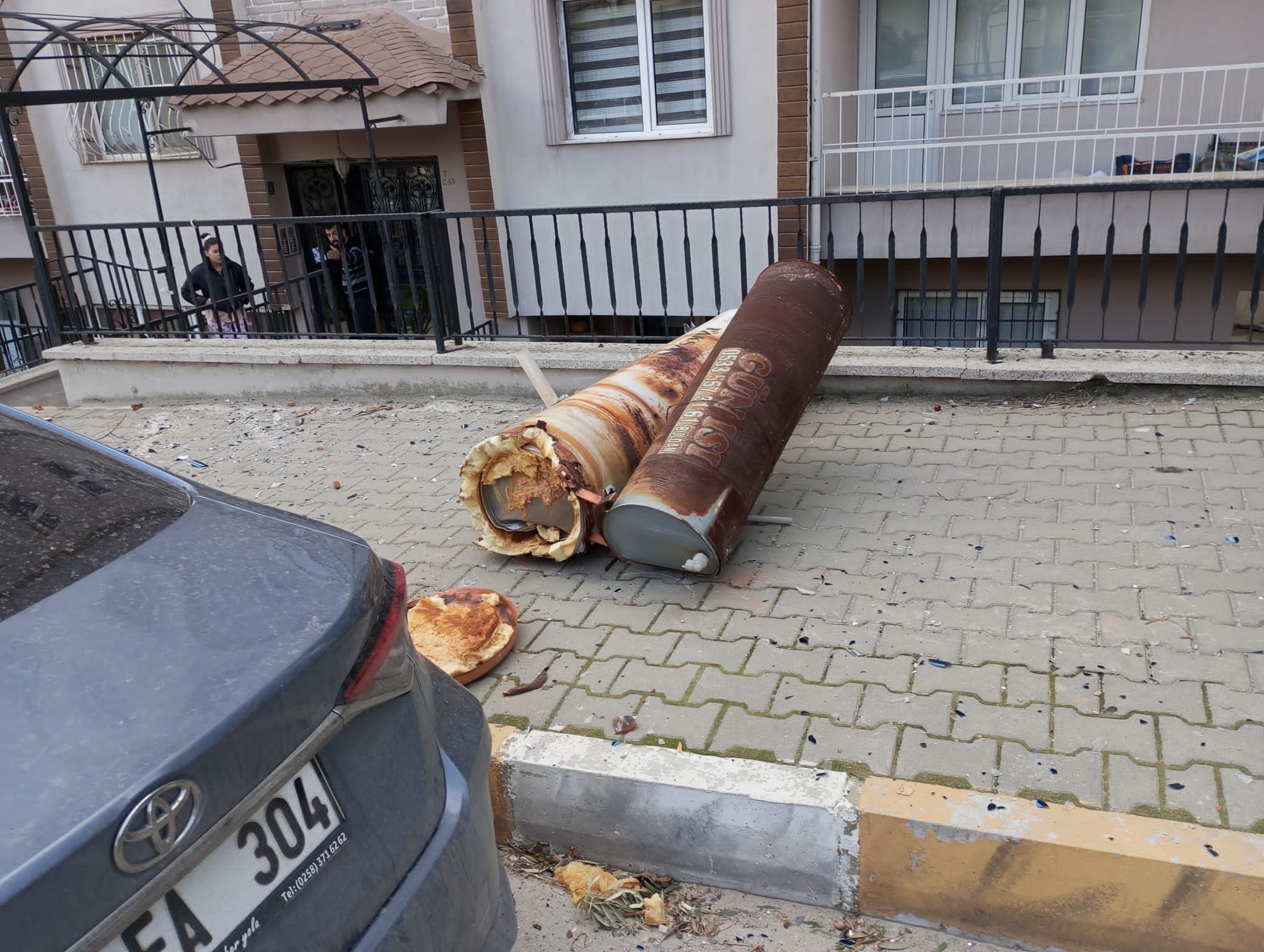 KUVVETLİ RÜZGAR ÇATILARI UÇURDU