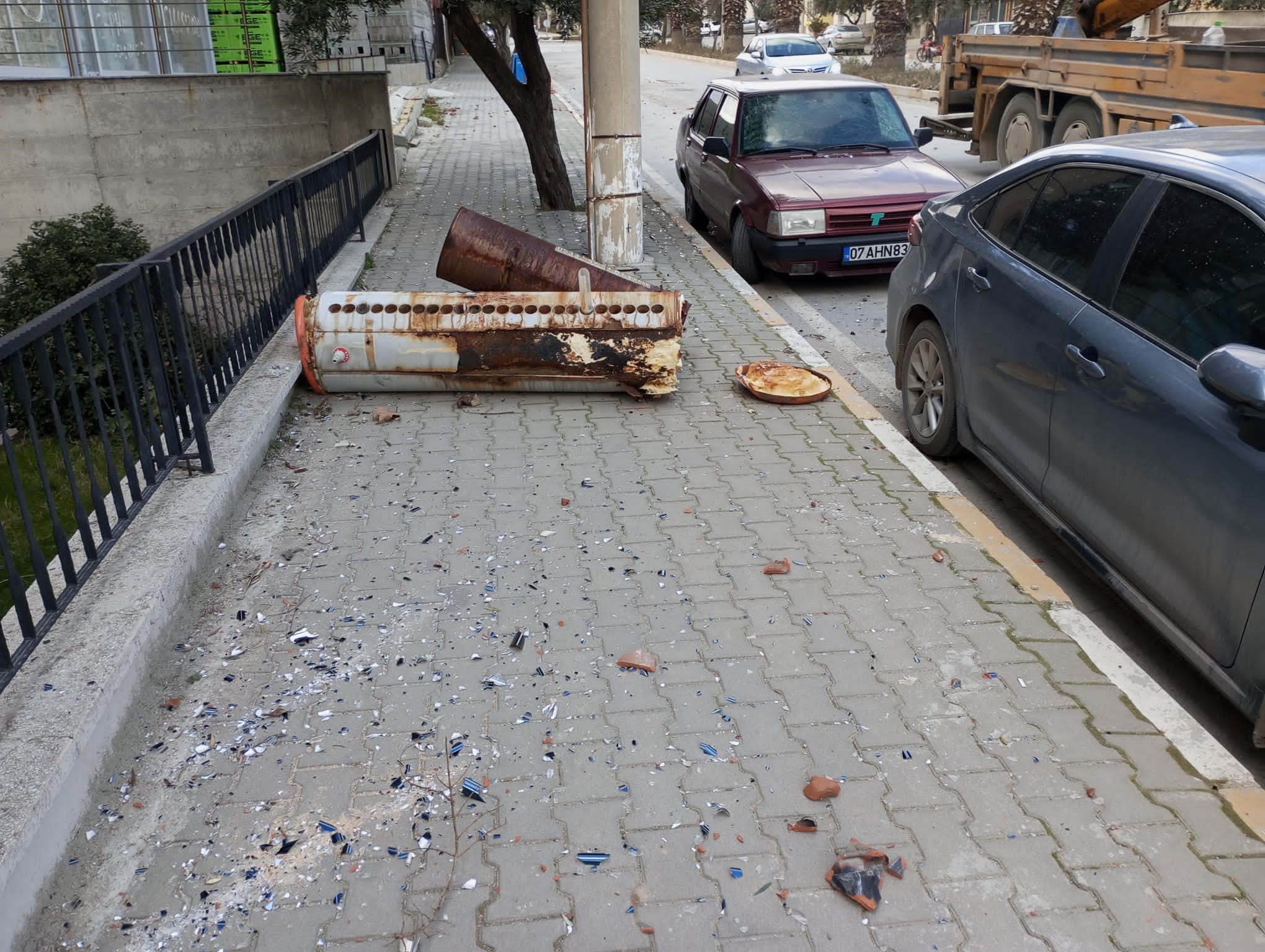 KUVVETLİ RÜZGAR ÇATILARI UÇURDU