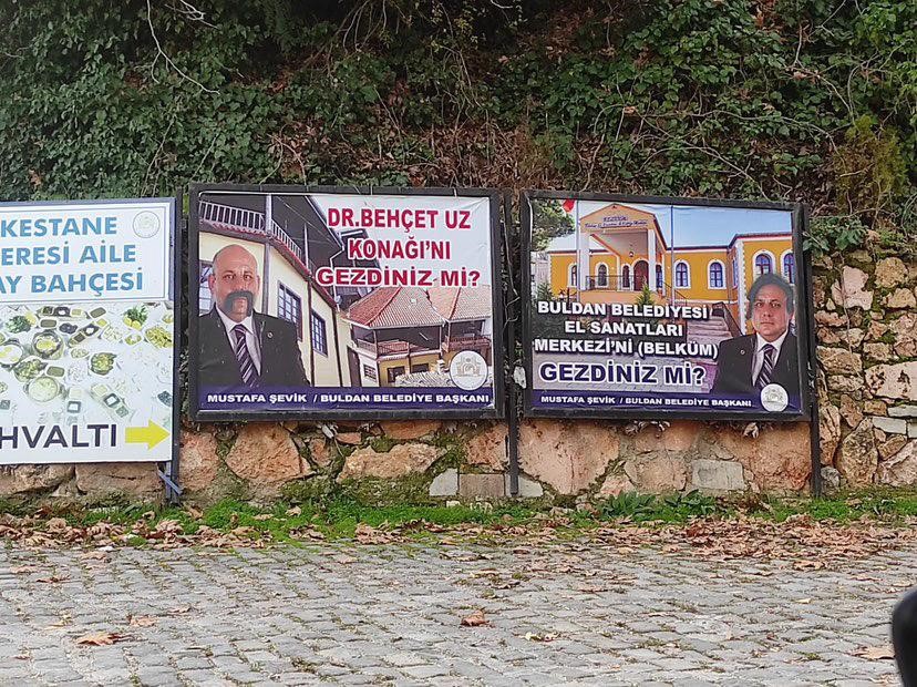 BELEDİYE BAŞKANININ RESİMLERİNE ÇİRKİN SALDIRI