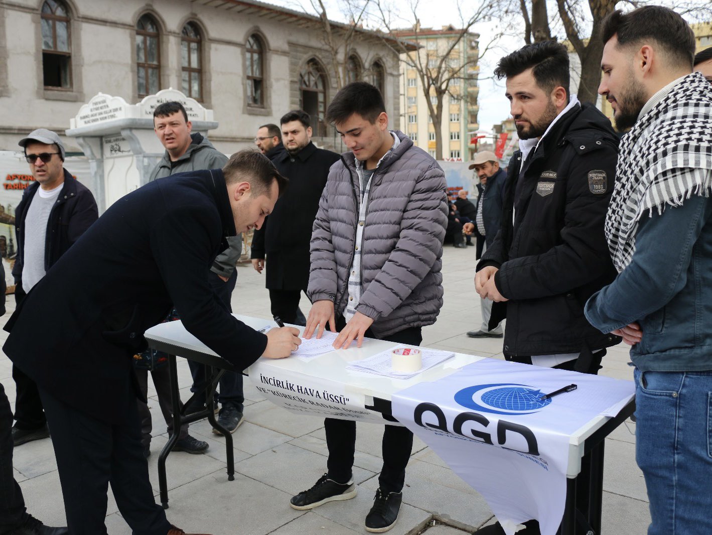 Afyonkarahisar AGD kapatılması için imza topladı