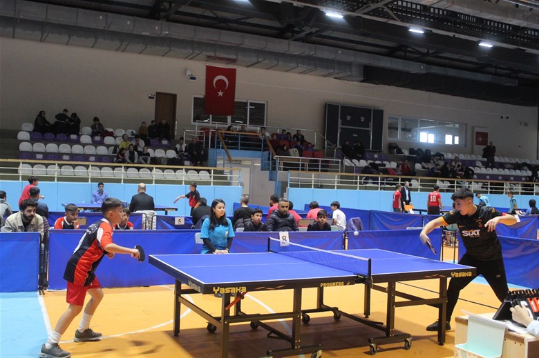 Afyon'da Gençler Masa Tenisinde Ter Döktü
