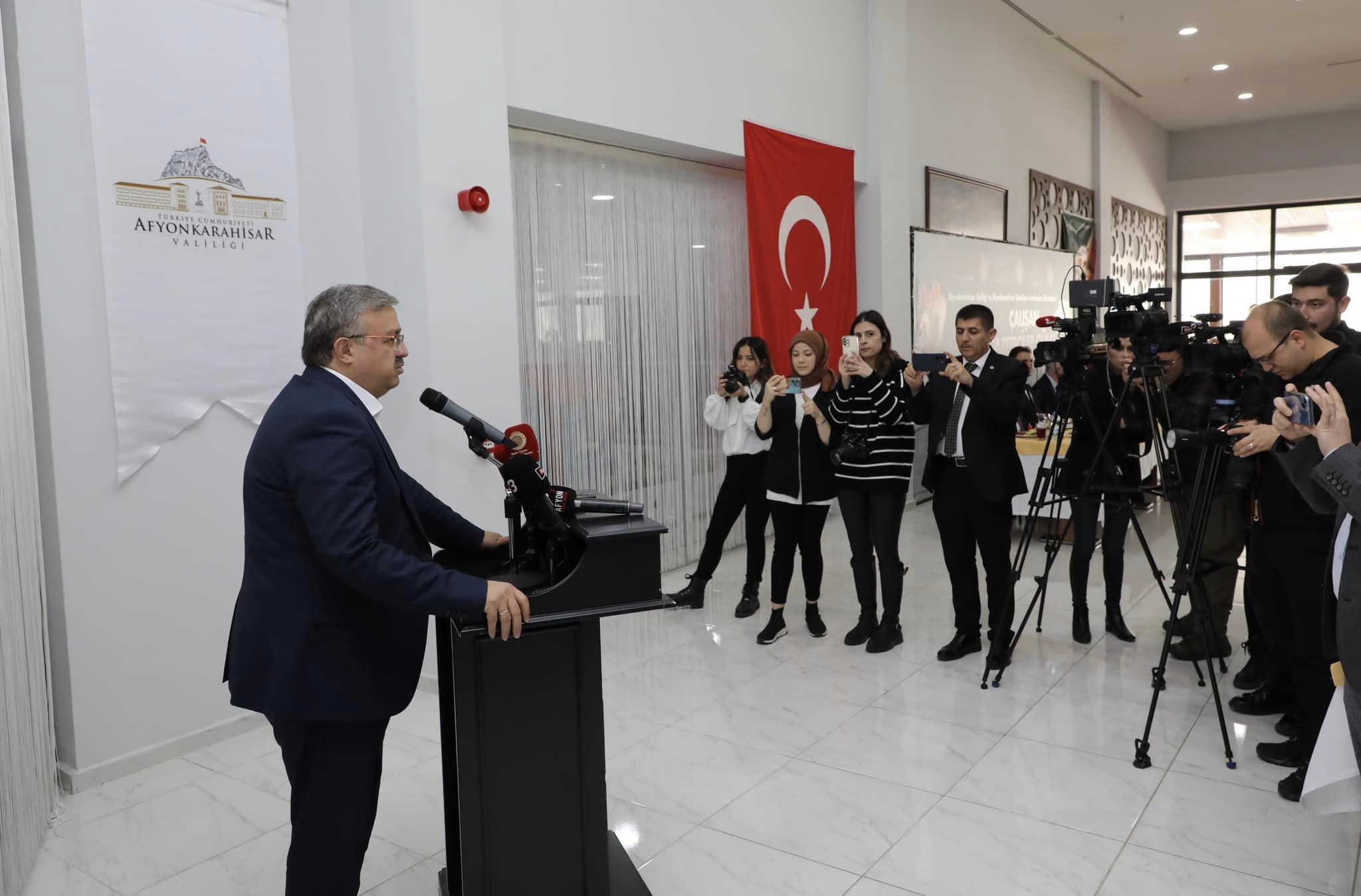 AK Partili Yurdunuseven Gazetecilerle Yakından İlgilendi Günlerini Kutladı