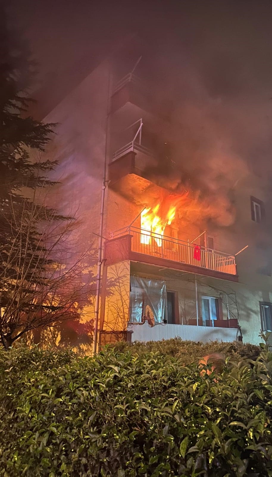 ÇAKMAKLA OYNARKEN EVİ YAKTI