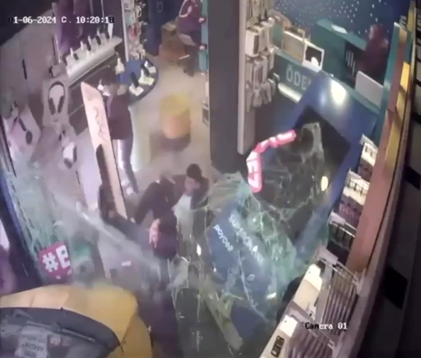 KAMYONET YAYALARA ÇARPIP İŞ YERİNE DALDI: 5 YARALI