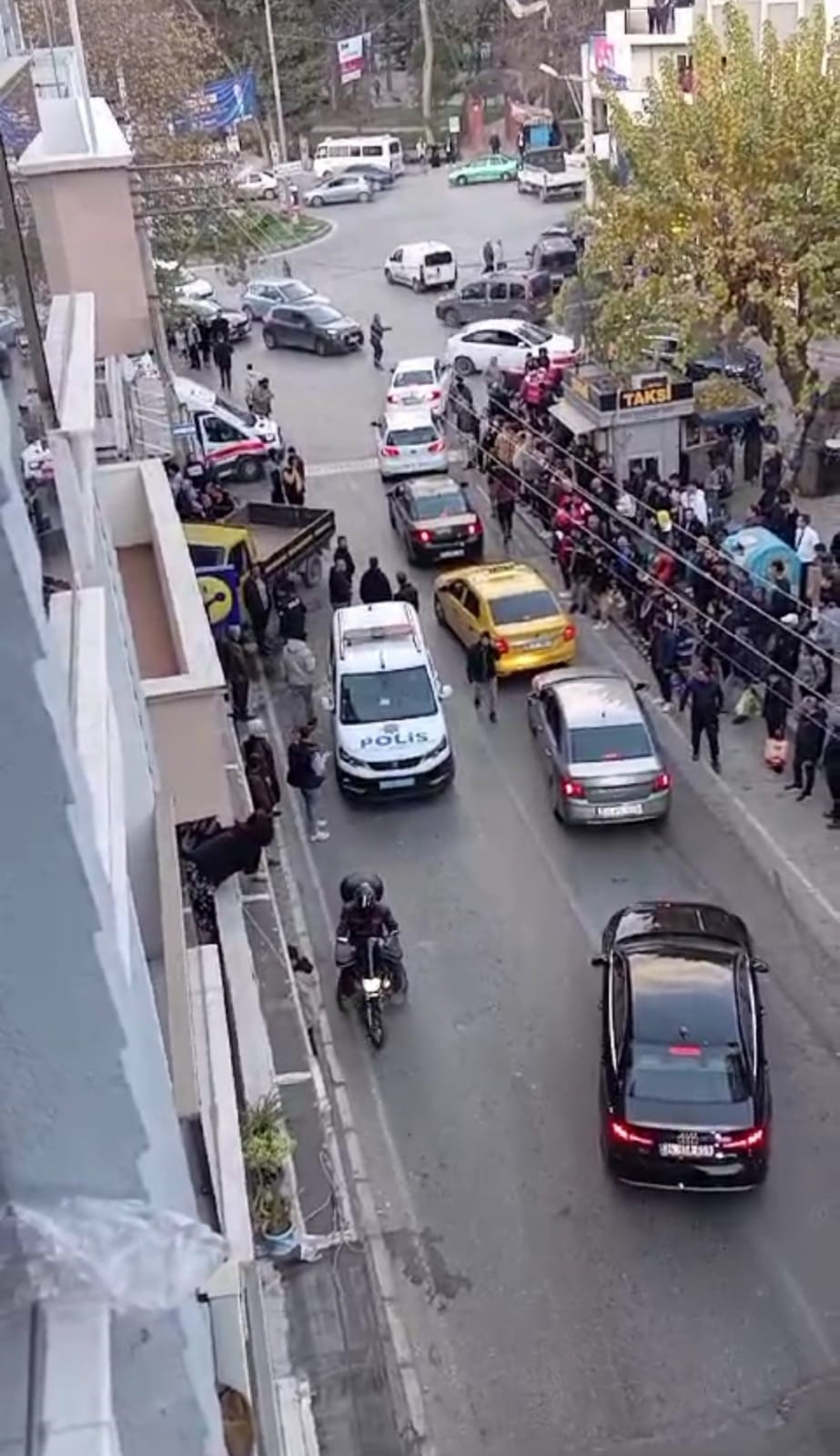KAMYONET YAYALARA ÇARPIP İŞ YERİNE DALDI: 5 YARALI